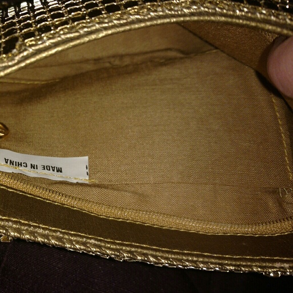 Gold metal purse small, with gold chain. - Picture 3 of 4