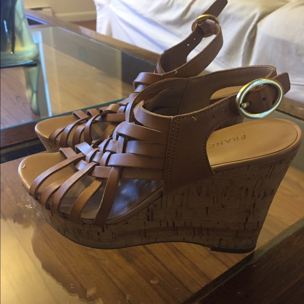 Wedge sandals light brown