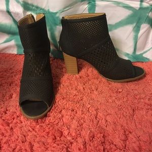 🚨Final 🚨 Grey cutout block heel peep toe booties