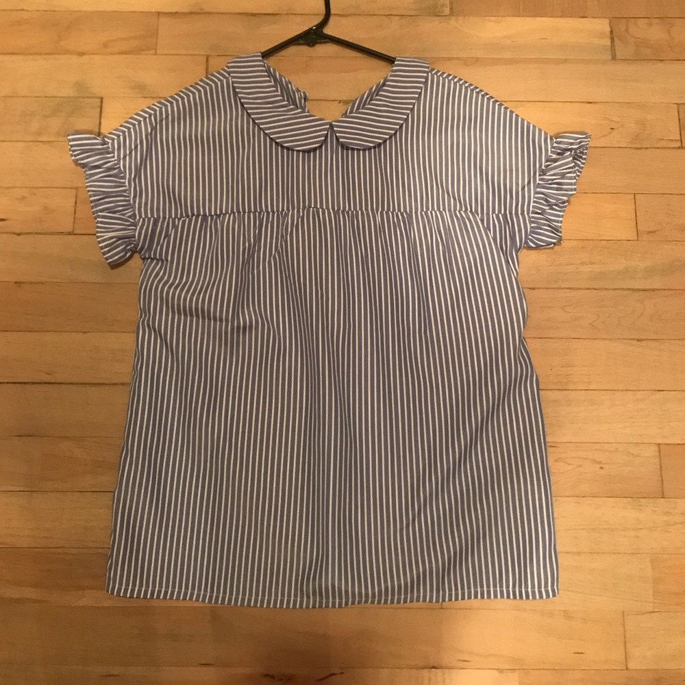 Ruffle sleeve blouse with collar.