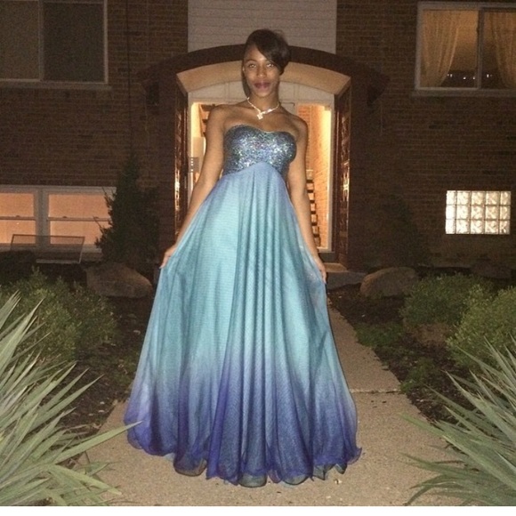 Fun junior prom dress ! - Picture 2 of 4