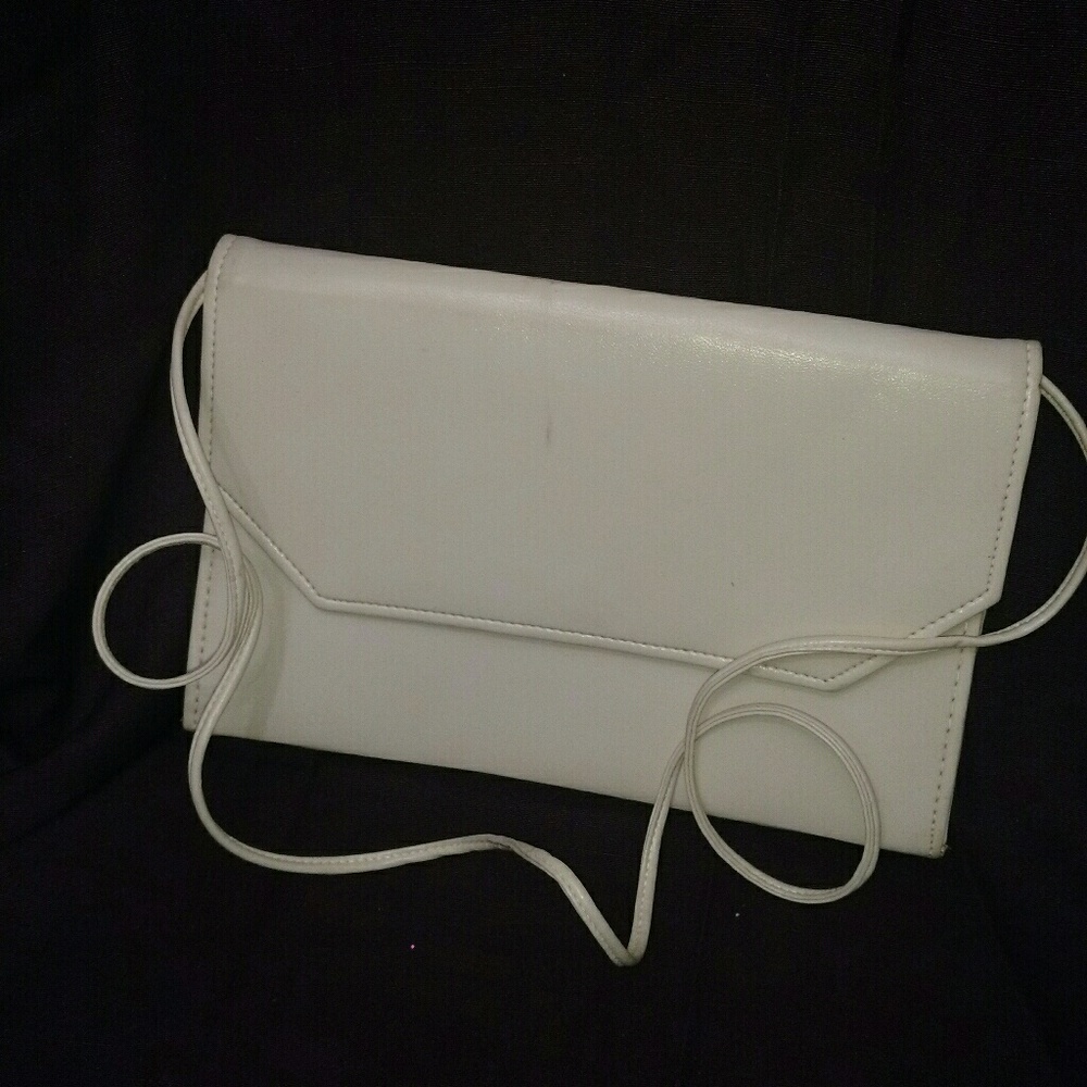 Vintage clutch purse in hard structure, cream.