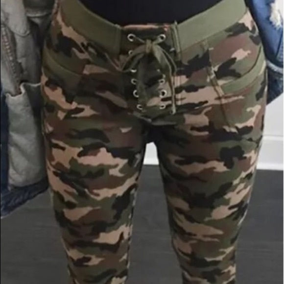 ☄️SALE☄️Sexy High Waisted Camouflaged Skinnies 👖 - Picture 3 of 4