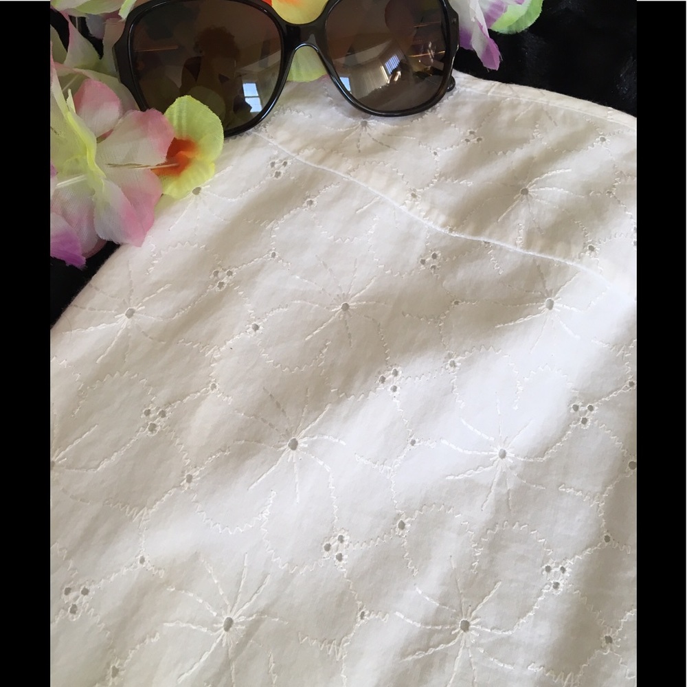 SALE🌺New York & Co delicate embroidered skirt .🌷