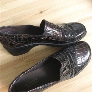 NWOT Clarks Bendables Brown Crocodile Loafer
