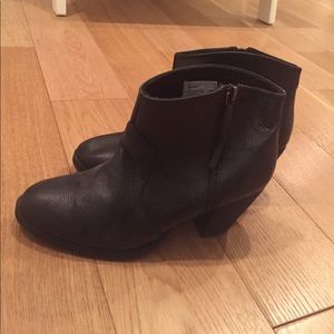 Black leather Steve Madden booties