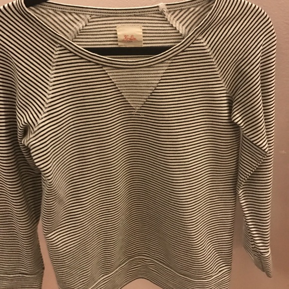 The brand is Hi sine and it's a everyday sweater - Picture 1 of 3