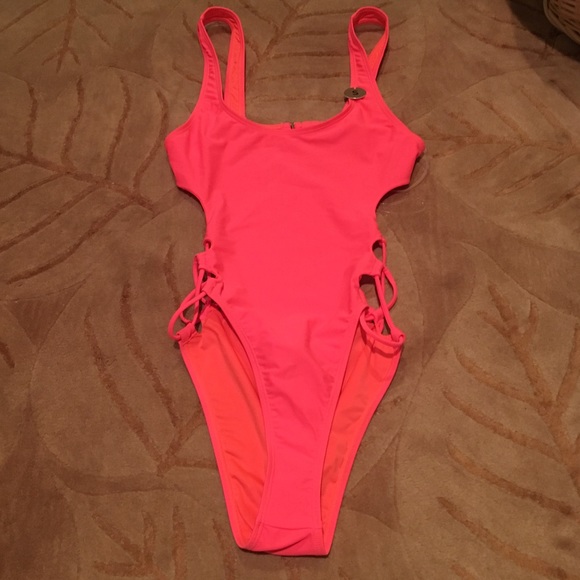 Laced side one-piece swimsuit - Picture 5 of 5
