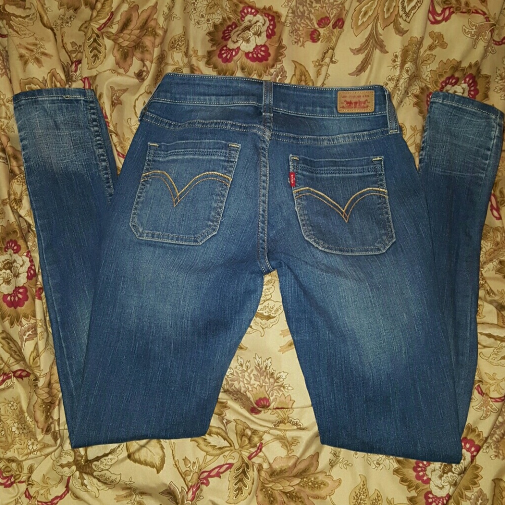 Super cute Levi's❣