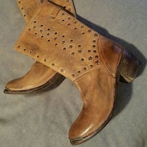 Ridiculously cute Bed | Stu boots- brand new.