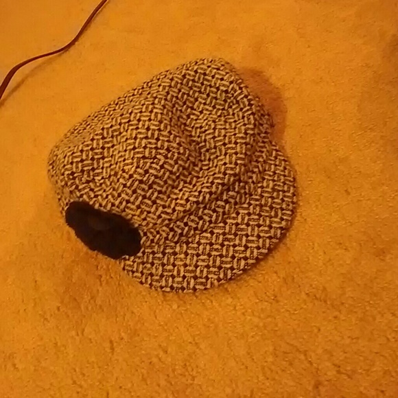 Patterned hat with flower - Picture 1 of 1