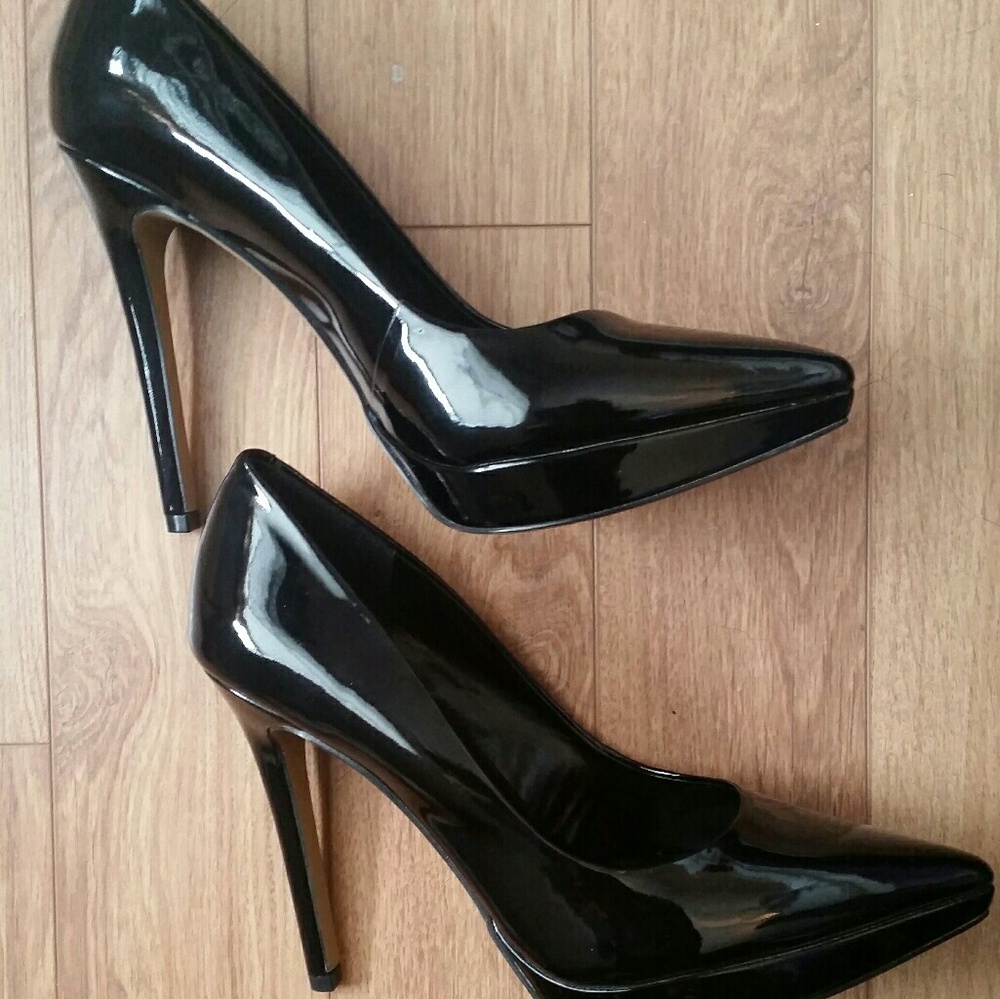 Black shiny heels
