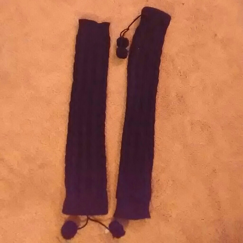 Black patterned ledwarmers with puff balls