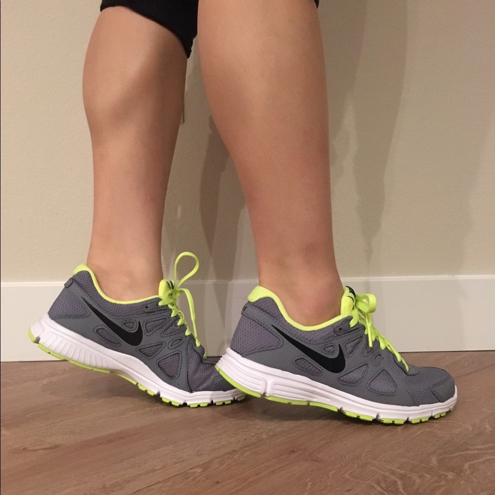 Nike Running Shoes Size 4.5 Y (Size 6 in women's)