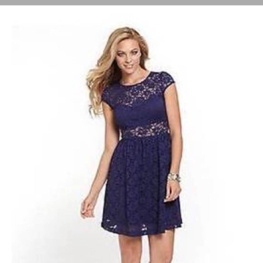 GUESS overlay fit and flare lace dress 👗