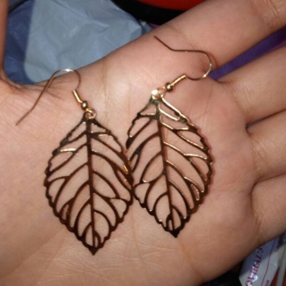 🆕 Gold Colored Leaf Earrings!! 🍃🍃 - Picture 2 of 2