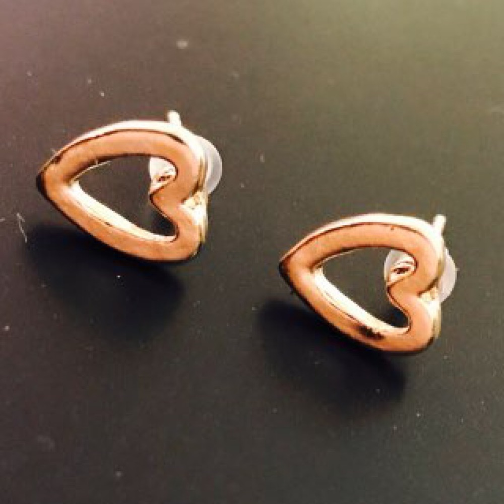 🆕 Dainty Gold Toned Heart Shaped Earrings!🛍❤️