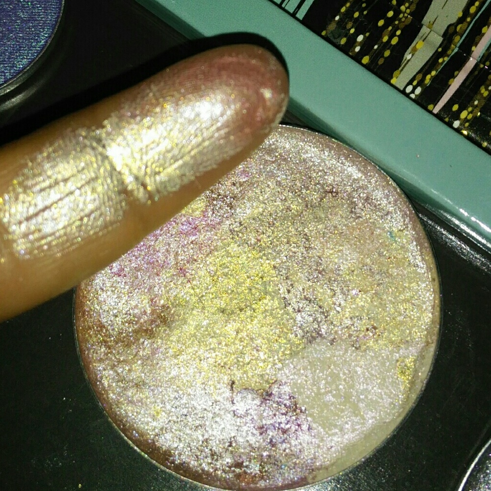 Tie die highlighter eyeshadow