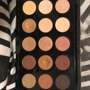 One eyeshadow pallet