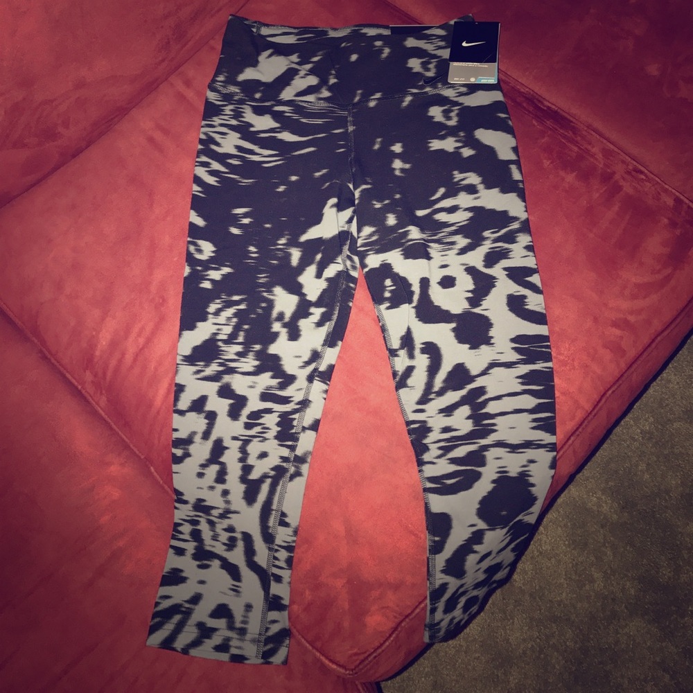 NWT Nike Legend Tight Fit capri leggings