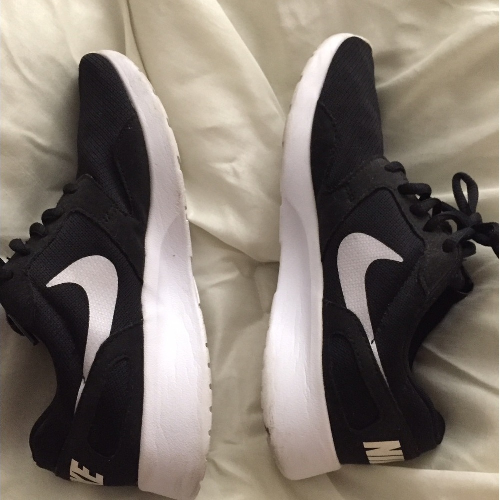 Nike roshes one in women's