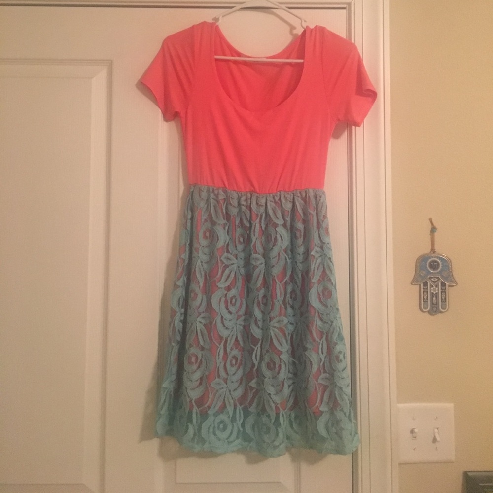 Very cute summer dress. Never worn!