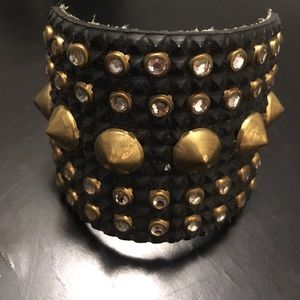 Spikes cuff