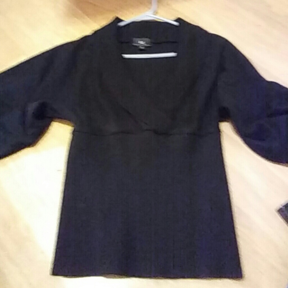V neck sweater above wrist link sleeve