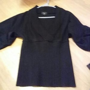 V neck sweater above wrist link sleeve