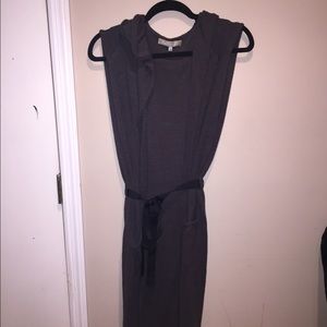 Sleeveless long cardigan with a belt