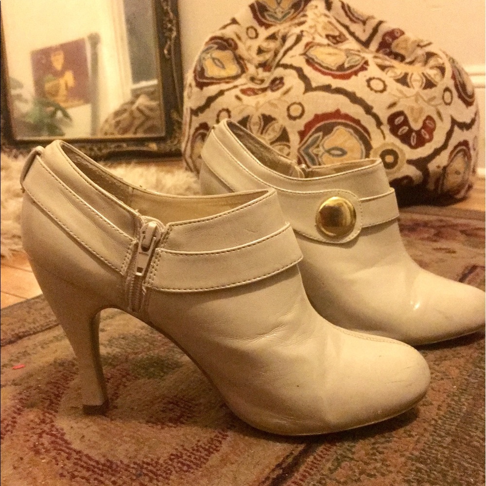 4-5 inch vintage heels. Valuable shoes.