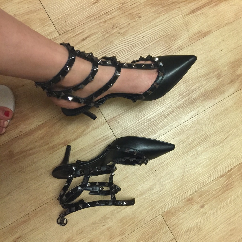 "Valentino style" studded pointy heels black