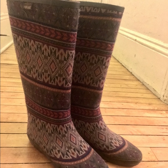 Minnetonka rain boots - Picture 2 of 2