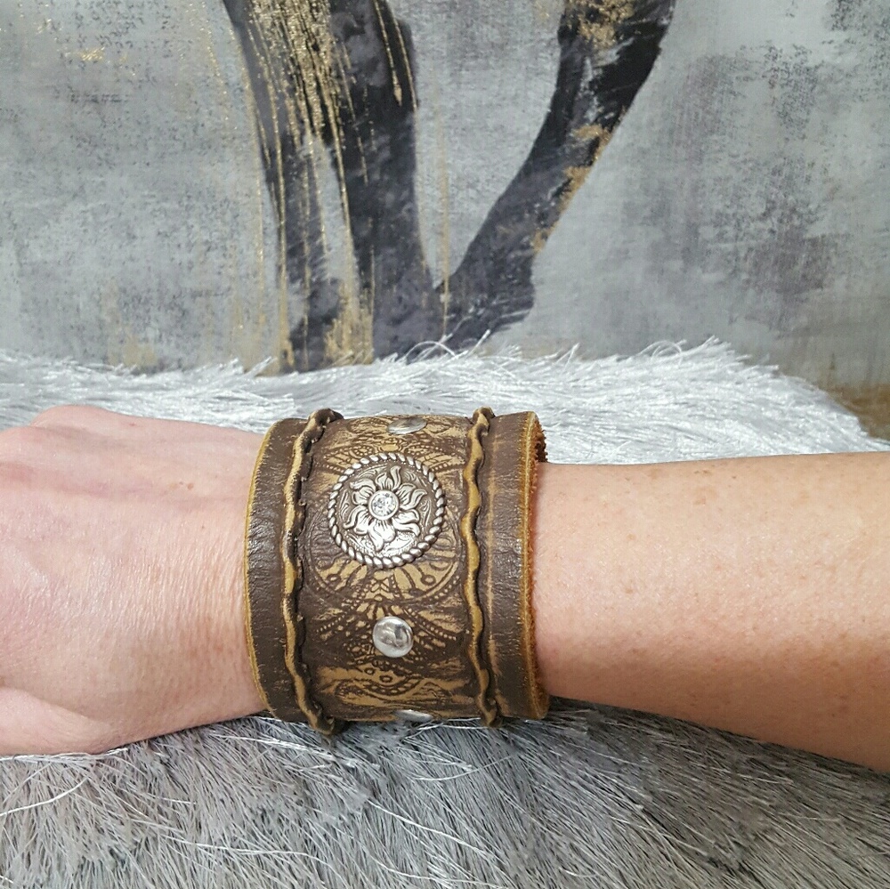 🚫🚫SOLD🚫🚫NEW HAND MADE LEATHER WRIST CUFF