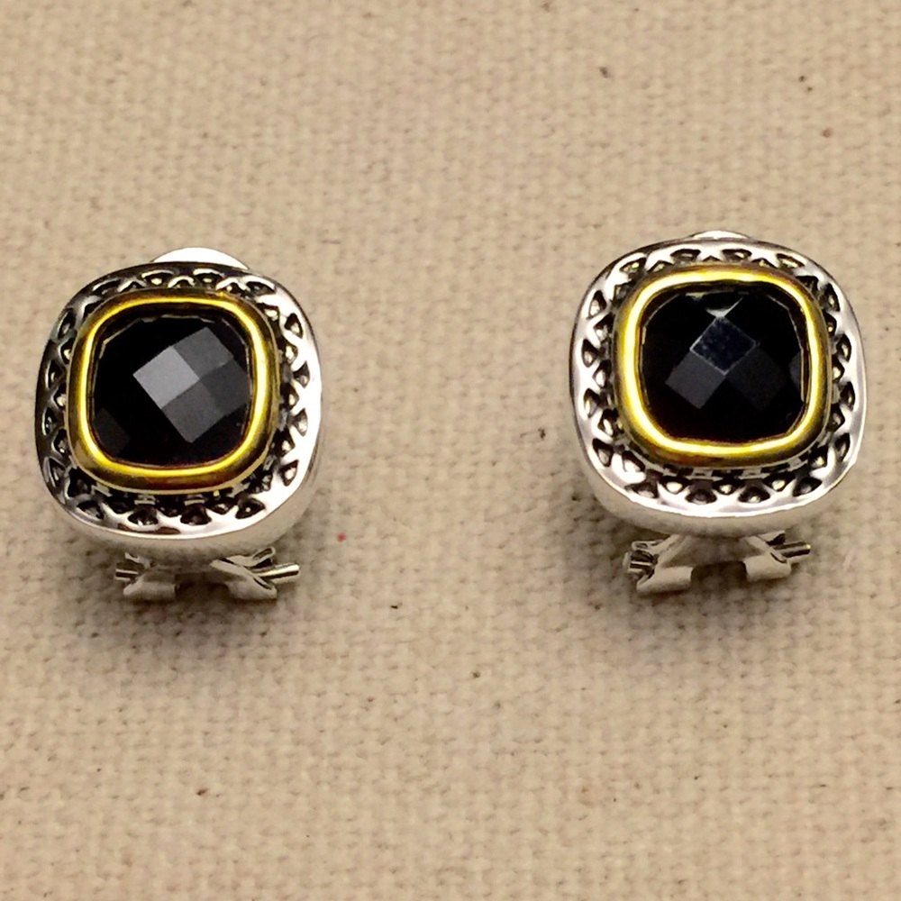 Jankuo Stud Earrings.