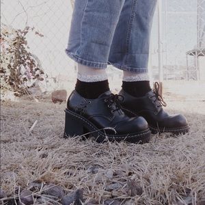 90s Black Bulky lei platforms size 8