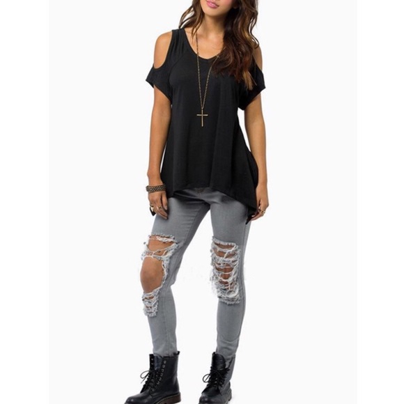 Cold Shoulder Top. (Sz. M-3X) - Picture 4 of 6