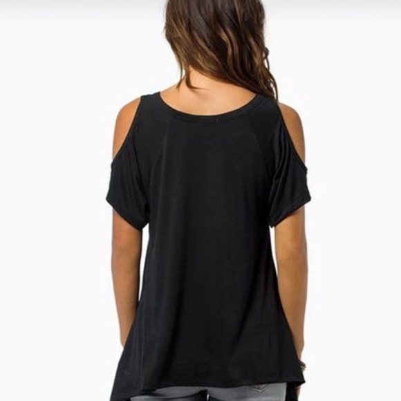 Cold Shoulder Top. (Sz. M-3X) - Picture 5 of 6