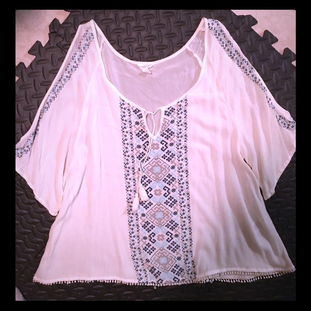 Cold shoulder American Eagle top!