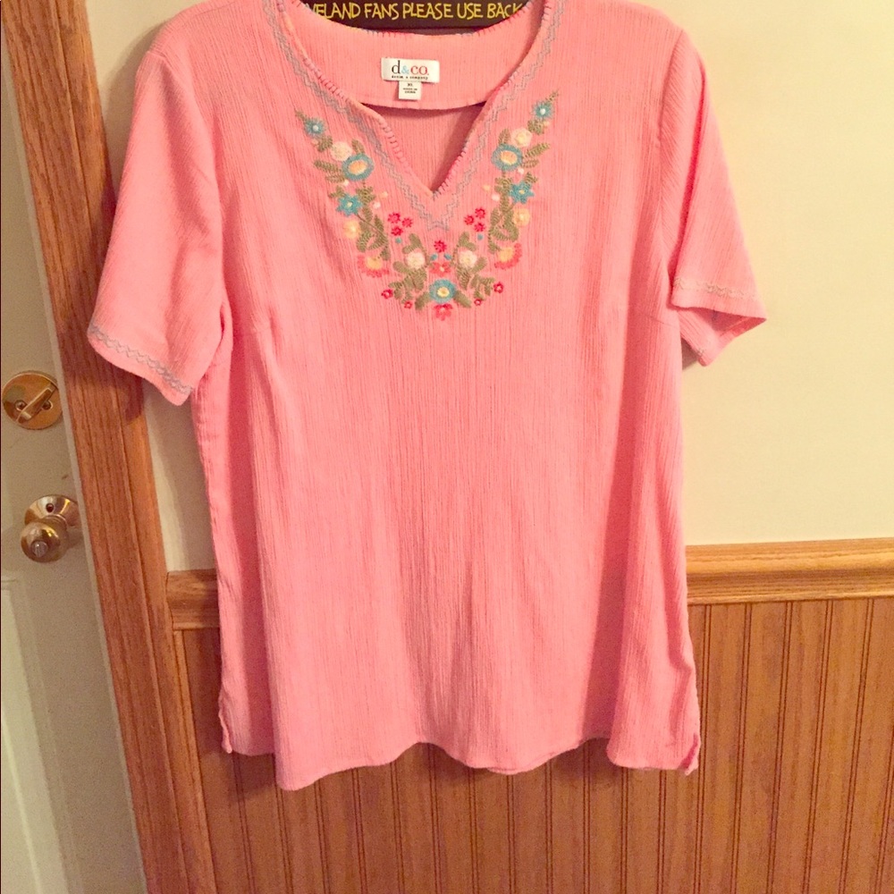 D & CO Beautiful Summer Top NWOT