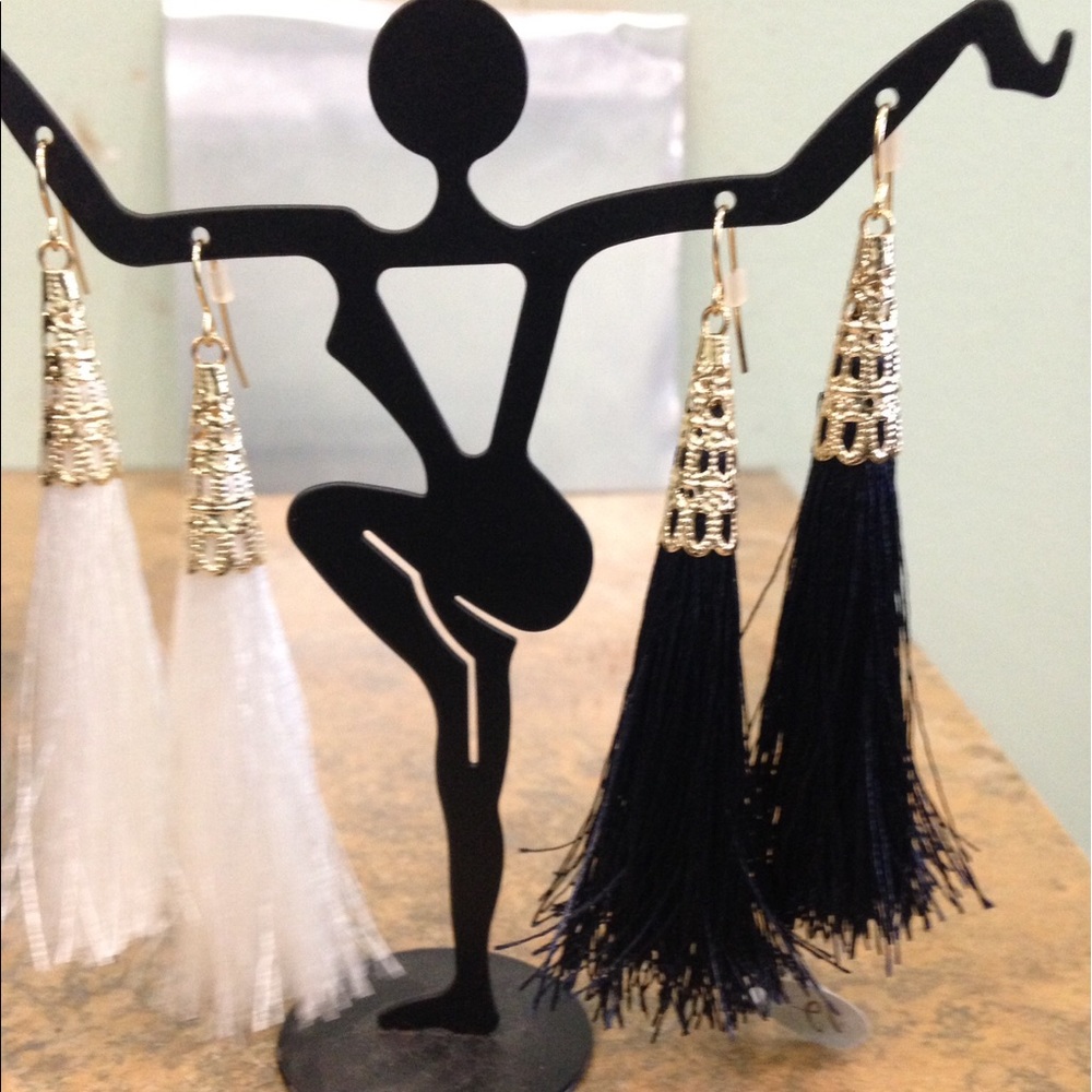 ‼️SOLD ‼️Set of tassel earrings - Picture 2 of 2