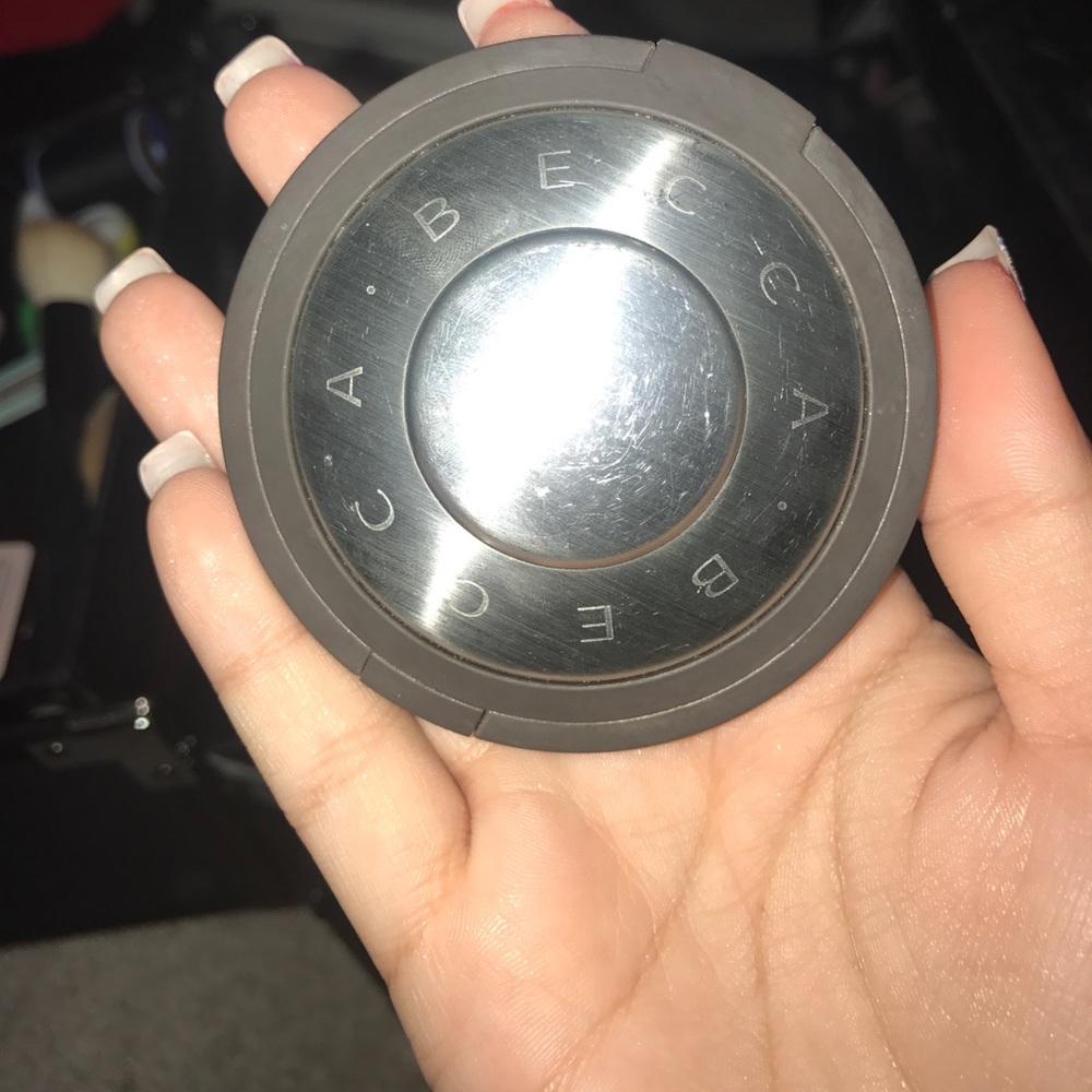 Becca Highlight in champagne pop