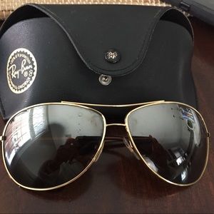Gold frame mirror lens Ray-Ban aviators in