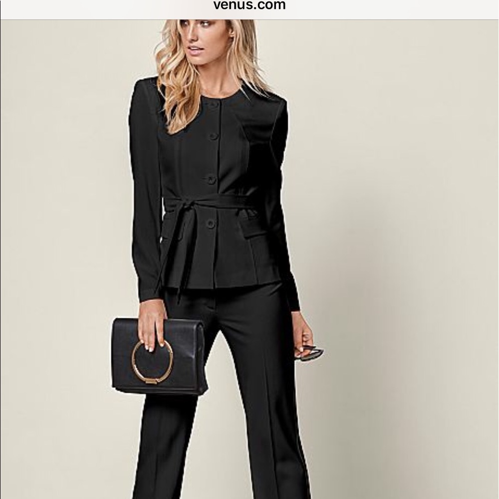 Venus 2piece suit! Size 2 NEVER WORN with tags🔥
