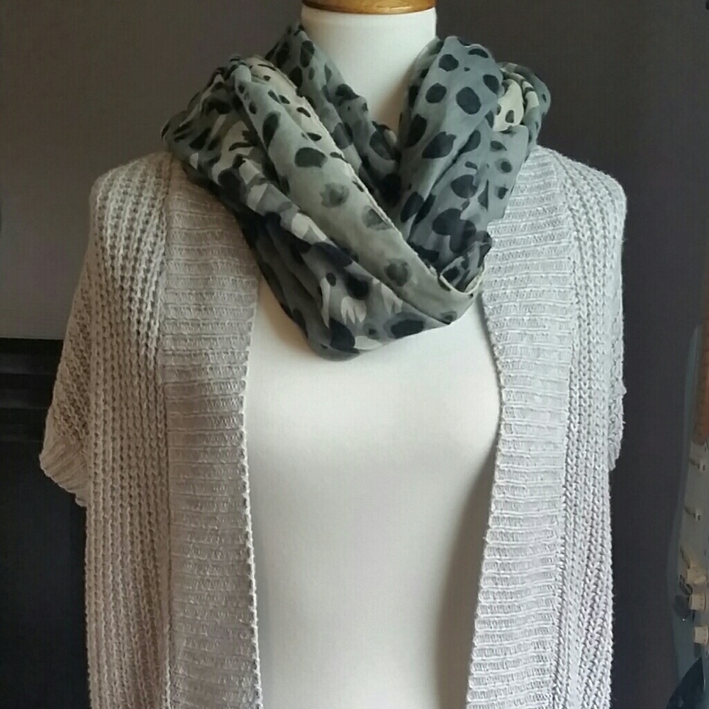 Maternity short sleeve sweater.