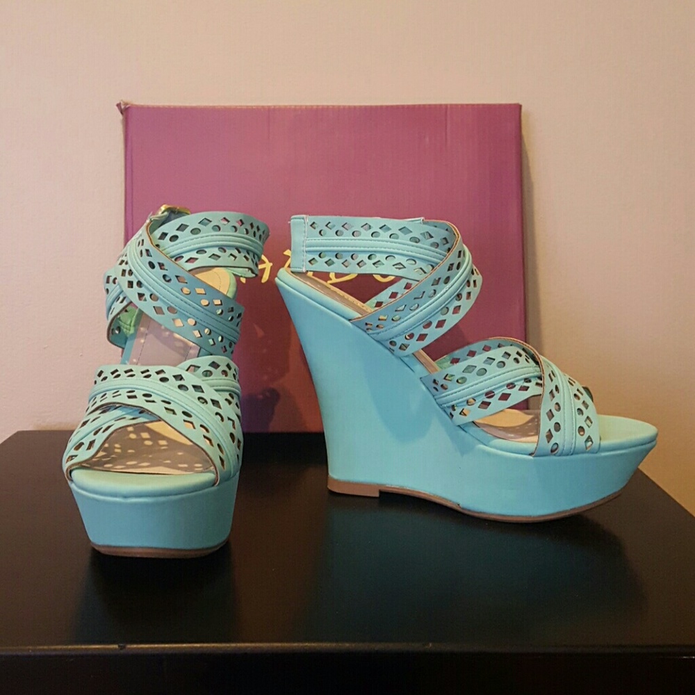 👠Seafoam Green Eyelet Cut Shoes