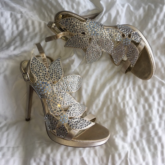 Nina Bryyce Sandals in Gold - Picture 4 of 8