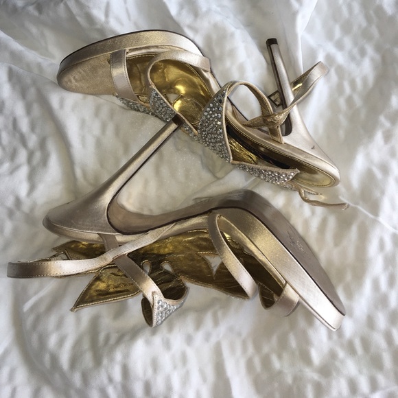 Nina Bryyce Sandals in Gold - Picture 6 of 8