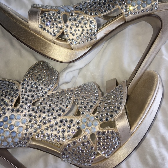 Nina Bryyce Sandals in Gold - Picture 7 of 8