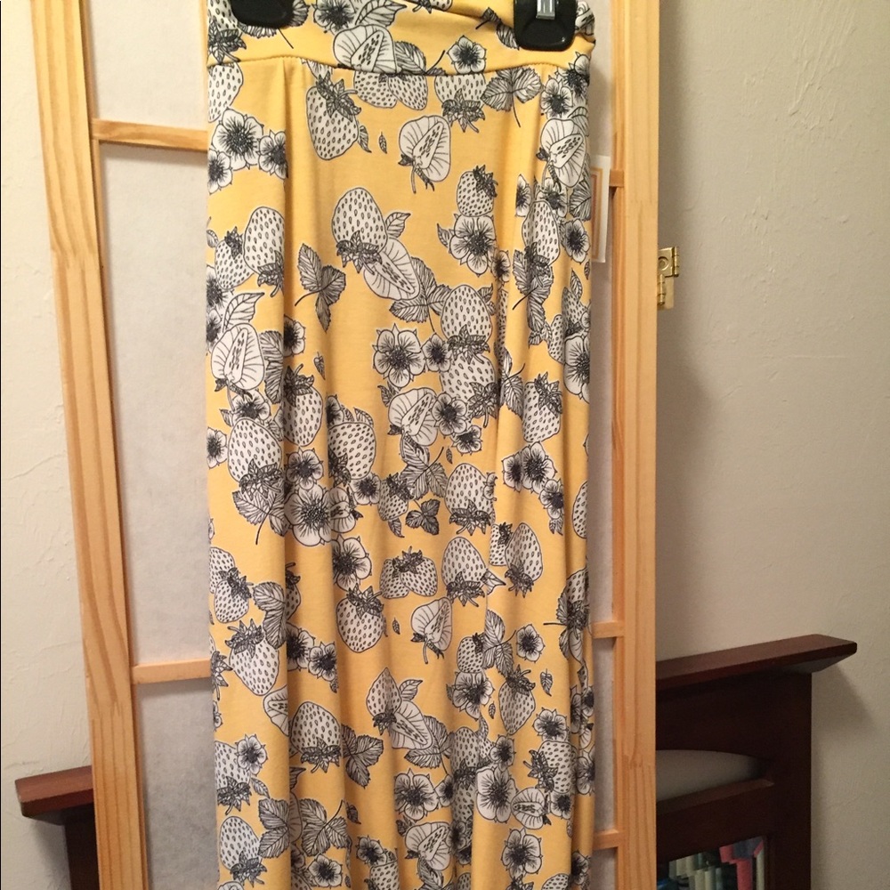 LuLaRoe Maxi Medium strawberries